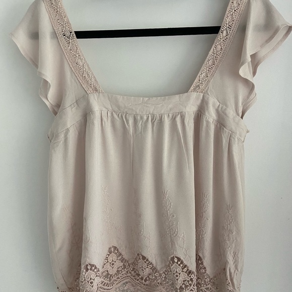 Feminine summer top. Size Medium. - Picture 3 of 5
